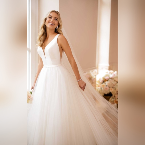 Stella York Dresses & Skirts - Stella York Wedding dress 6581. Size 12, altered closer to a size 10.